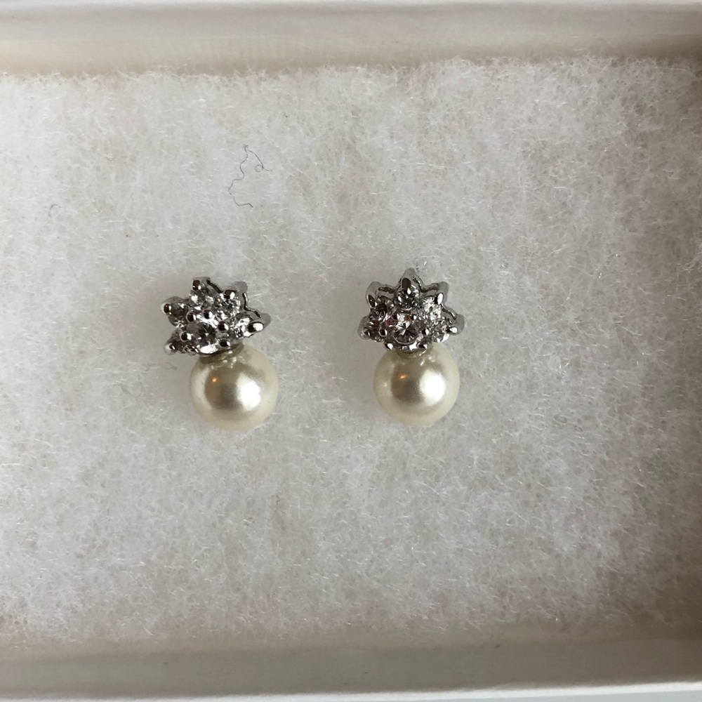 💗Faux pearl and rhinestone earrings. Classic